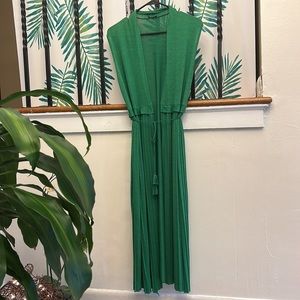 𝅺YENI Model stunning pleated open cardigan in green.  LARGE -Like new.